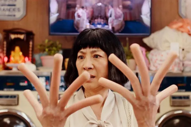 Her Şey Her Yerde Aynı Anda'da Michelle Yeoh'un canlandırdığı başkarakter Evelyn, paralel evrenlerde kendisinin tuhaf versiyonlarının bilincine giriyor (A24) 