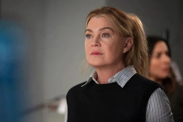 56 yaşındaki Altın Küre adayı Ellen Pompeo, 2022'deki 19. sezonda Meredith Grey karakterini canlandırmayı bıraksa da konuk oyuncu olarak dizide yer almayı sürdürüyor (ABD)