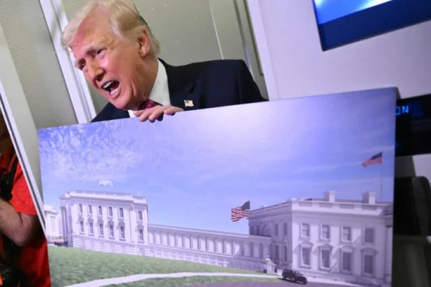 Başkanlık kütüphanesinde, Trump'ın henüz inşa edilmemiş Beyaz Saray balo salonunun bir kopyasının yer alacağı görülüyor (AFP)