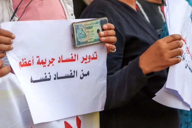 وقفة احتجاجية في مدينة تعز (قبل سنوات) احتجاجاً على استمرار تردي المعيشة بسبب الفساد (أ.ف.ب)