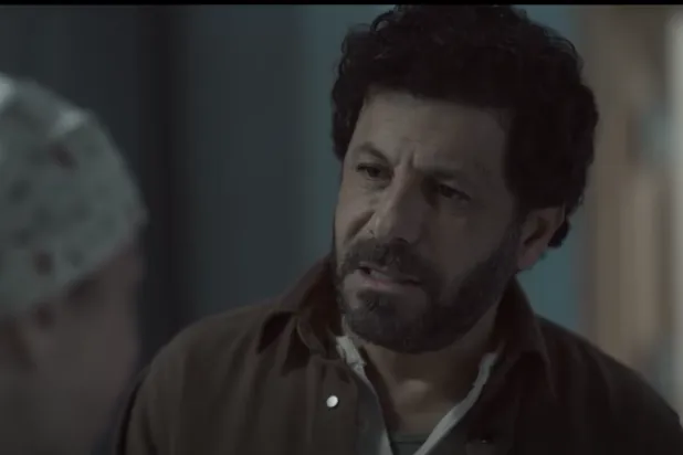 إياد نصار في لقطة من مسلسل «صحاب الأرض» (الشركة المنتجة)
