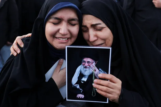 إيرانيات يبكين المرشد الأعلى الإيراني علي خامنئي في طهران (رويترز)