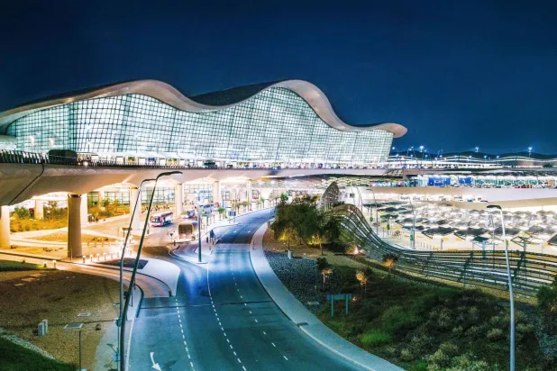 حالة وفاة و7 إصابات جراء اعتراض طائرة مسيّرة استهدفت مطار زايد الدولي في أبوظبي الأحد (وام)