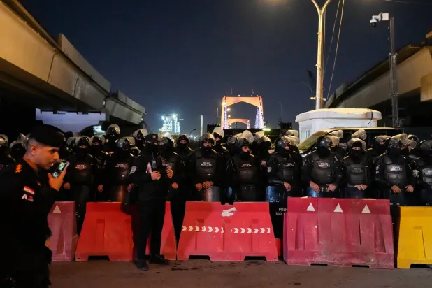 قوات الأمن العراقية تغلق الجسر المؤدي إلى المنطقة الخضراء حيث تقع السفارة الأميركية في بغداد (ا.ب)