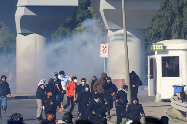 متظاهرون يتجمّعون قرب مدخل المنطقة الخضراء وحاولوا التوجه نحو السفارة الأميركية عقب مقتل المرشد الإيراني علي خامنئي (رويترز)