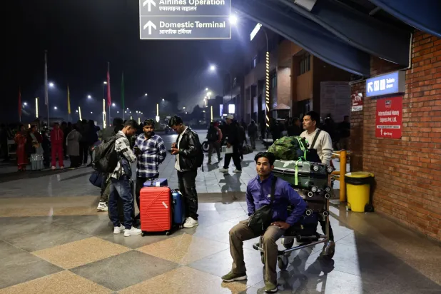 ركاب عالقون ينتظرون في مطار تريبهوفان الدولي في كاتماندو بنيبال بعد إلغاء جميع رحلات المساء المتجهة إلى الشارقة والدوحة ودبي ومدينة الكويت وأبوظبي والدمام عقب الضربات التي شنتها الولايات المتحدة وإسرائيل على إيران (رويترز)