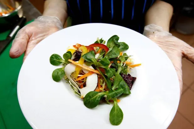 النظام الغذائي النباتي يقلل خطر الإصابة ببعض أنواع السرطان (رويترز)