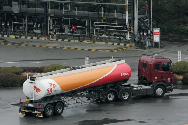 شاحنة وقود تتحرك بعد تحميلها في المصفاة الرئيسية لشركة «إس كيه إنرجي» كبرى شركات تكرير النفط بكوريا الجنوبية (رويترز)