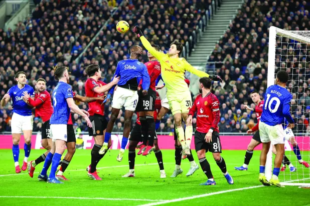 
في المباراة التي فاز فيها يونايتد على إيفرتون أظهر لامينز ثقةً لا حدود لها مُنقذاً مرماه من هجمات خطيرة (رويترز)