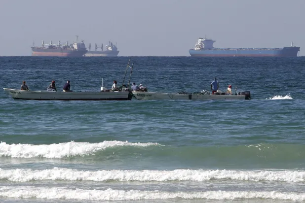 قوارب صيد أمام ناقلات نفط جنوب مضيق هرمز (أ.ب)