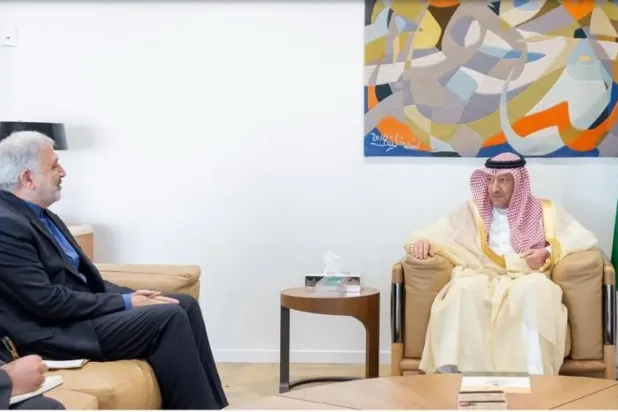 Suudi Arabistan Dışişleri Bakan Yardımcısı Velid bin Abdülkerim el-Hurayci, İran’ın Riyad Büyükelçisi Ali Rıza İnayeti’yi bakanlığa çağırdığı sırada (Suudi Arabistan Dışişleri Bakanlığı)