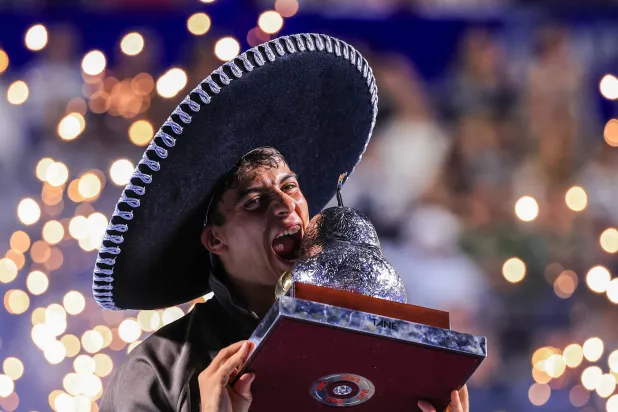 فلافيو كوبولي يحتفل باللقب (إ.ب.أ)