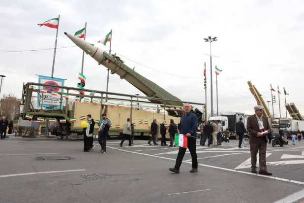 صواريخ باليستية تُعرض خلال مراسم إحياء ذكرى الثورة في ميدان «آزادي» غرب طهران الشهر الماضي (إ.ب.أ)