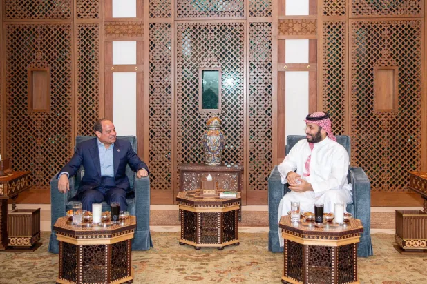 ولي العهد السعودي الأمير محمد بن سلمان مستقبلاً الرئيس المصري عبد الفتاح السيسي في جدة الأسبوع الماضي (الرئاسة المصرية)