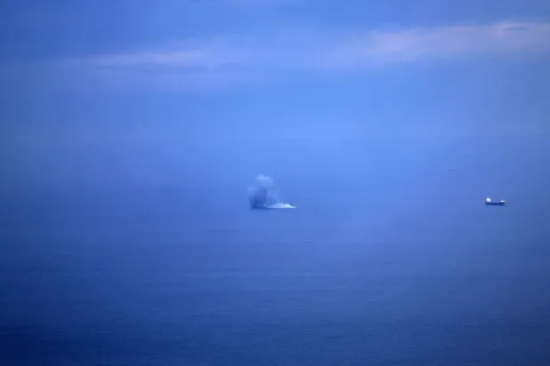 تصاعد الدخان بعد سقوط صاروخ إيراني في مياه خليج حيفا المطل على البحر الأبيض المتوسط في إسرائيل (إ.ب.أ)