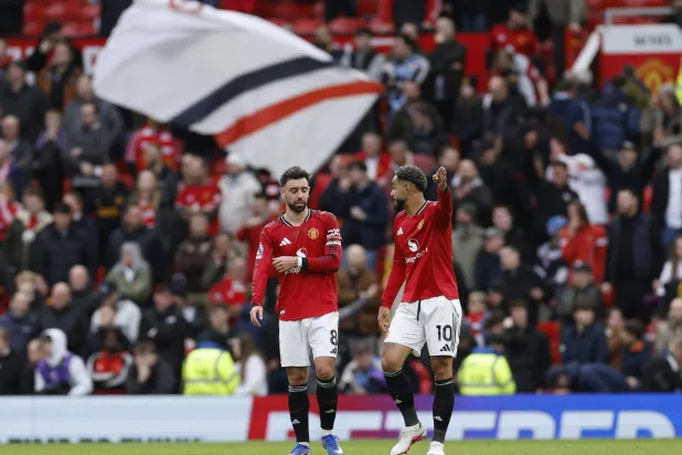 ثنائي مان يونايتد برونو فرنانديز وماتيوس كونيا يحتفلان بفوز فريقهما الصعب على كريستال بالاس (رويترز)