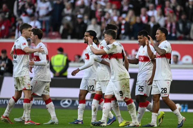 لاعبو شتوتغارت يحتفلون بالفوز على فولفسبورغ (أ.ف.ب)