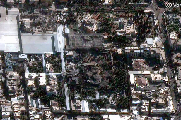 صورة جوية التقطتها شركة فانتور ونُشرت الأحد لمبانٍ مُدمّرة في مُجمّع المرشد الأعلى الإيراني علي خامنئي في طهران (أ.ف.ب)