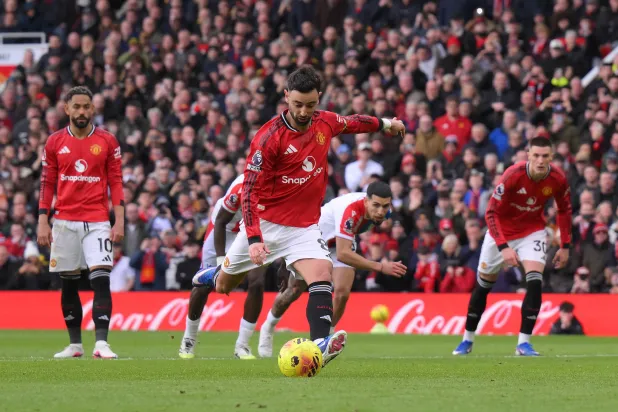 برونو فيرنانديز قائد فريق مانشستر يونايتد لحظة تسديده ركلة الجزاء بنجاح (إ.ب.أ)