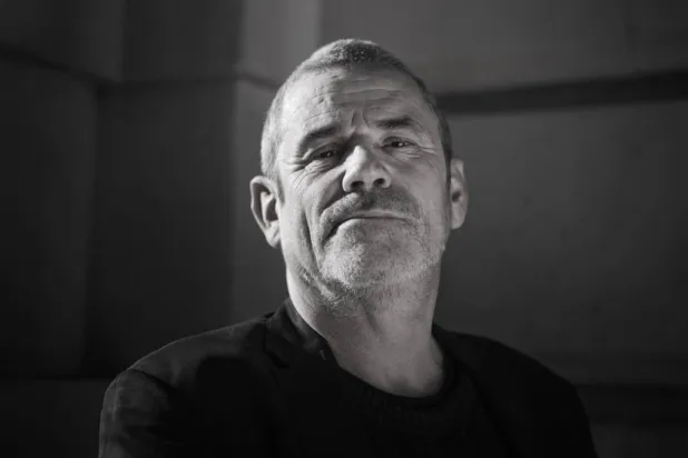 المصوّر الصحافي البريطاني بول كونروي رحل عن 61 عاماً إثر أزمة قلبية (إكس)