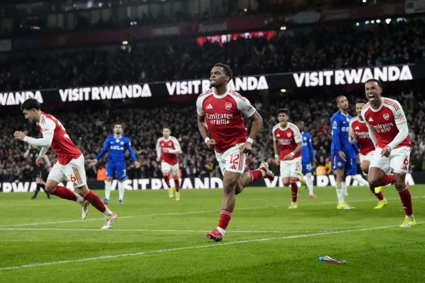 يورين تيمبر يحتفل بهدف الفوز لآرسنال في تشيلسي (د.ب.أ) 