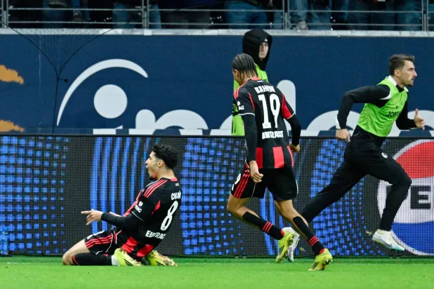 الجزائري فارس شايبي «يسار» يحتفل بهدفه لفرانكفورت (د.ب.أ) 