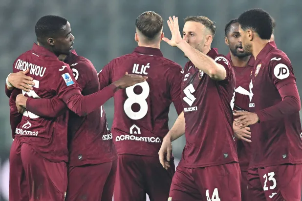 فرحة لاعبي تورينو بالفوز على لاتسيو (إ.ب.أ) 