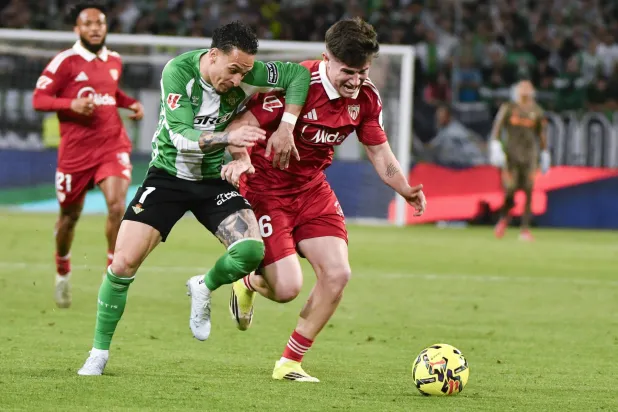 ريال بيتيس تعادل مع ضيفه إشبيلية في «ديربي الأندلس» (إ.ب.أ)