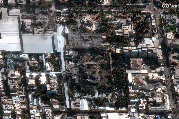 صورة ملتقطة عبر الأقمار الاصطناعية تظهر مباني متضرّرة في المقرّ الرسمي للمرشد الإيراني علي خامنئي في طهران (أ.ب)