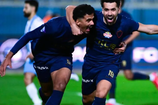 حسام عبد المجيد "يسار" يحتفل بهدف الفوز في مرمى بيراميدز (نادي الزمالك)