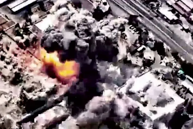  لقطة فيديو نشرها الجيش الإسرائيلي أمس تظهر لحظة استهداف مقر خامنئي (أ.ف.ب)... وفي الإطار صورة للمرشد الإيراني (د.ب.أ)