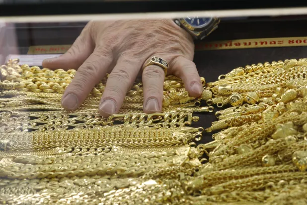 مجوهرات ذهبية في متجر في بانكوك (إ.ب.أ)