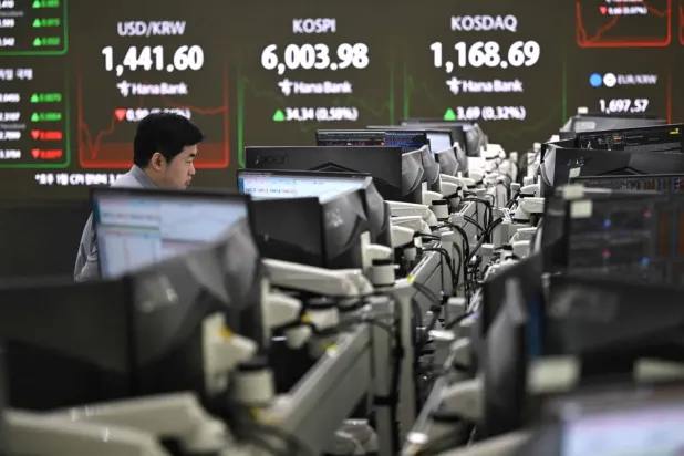 Seul’deki Hana Bank’ta bir yatırımcı, KOSPI endeksini gösteren ekranı izliyor. (AFP)