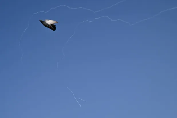 آثار اعتراض صاروخ إيراني في سماء دبي (أ.ف.ب)