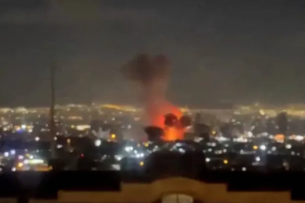 كرة نارية تندلع عقب غارات جوية قرب مقر هيئة الإذاعة والتلفزيون الإيرانية بطهران أمس (رويترز)
