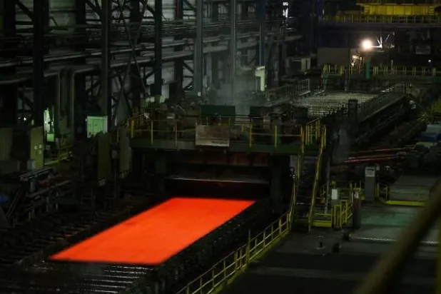 خط إنتاج في ورشة لف الصفائح المعدنية في مدينة ماغنيتوغورسك (رويترز)