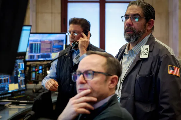 متداولون يعملون داخل بورصة نيويورك (رويترز)