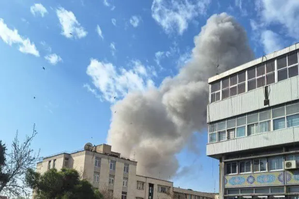 يتصاعد الدخان عقب انفجار في طهران (أرشيفية - د.ب.أ)