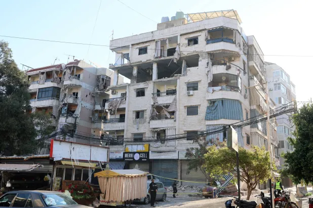 مبنى متضرر جراء الغارات الإسرائيلية على الضاحية الجنوبية لبيروت (إ.ب.أ)
