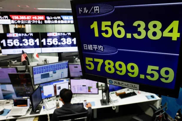 شاشة تعرض حركة الأسهم وسعر الين داخل غرفة تداول في شركة «غيتام» بالعاصمة اليابانية طوكيو (رويترز)