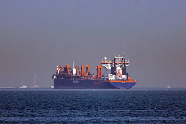 ناقلة نفط قبالة سواحل دبي بعد تهديد إيران بإغلاق مضيق هرمز الذي تعبره مئات السفن المحملة بالنفط (إ.ب.أ)