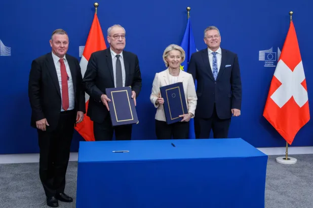 الرئيس السويسري غي بارميلان ورئيسة المفوضية الأوروبية أورسولا فون دير لاين خلال توقيع حزمة اتفاقيات في بروكسل 2 مارس 2026 (إ.ب.أ)