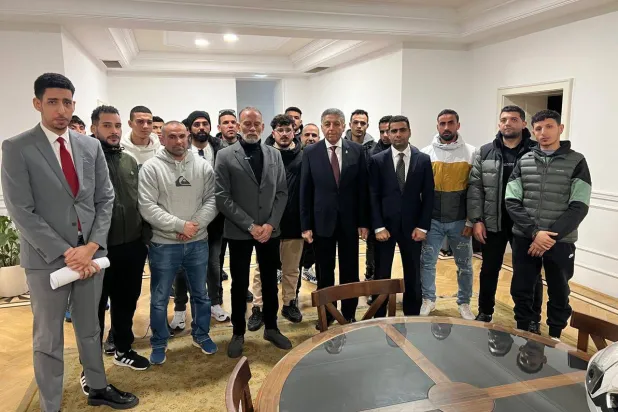 سفير مصر لدى اليونان يستقبل أقارب ضحايا مركب هجرة غير شرعية (الخارجية المصرية)