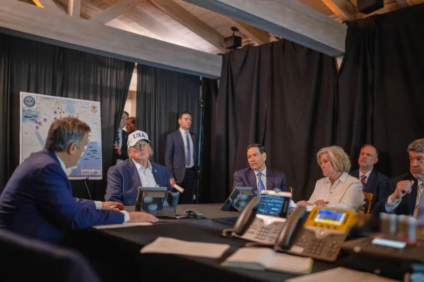 ترمب وهو يتابع مجريات عملية «الغضب الملحمي» ضد إيران مع مدير «سي آي إيه» جون راتكليف بحضور وزير الخارجية ماركو روبيو ورئيسة موظفي البيت الأبيض سوزي وايلز في مارالاغو صباح السبت (أ.ب)