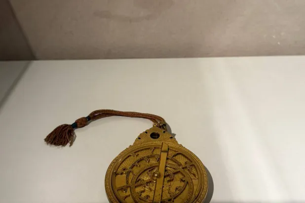 أسطرلاب صفوي فاخر من النحاس المذهب (الشرق الأوسط)