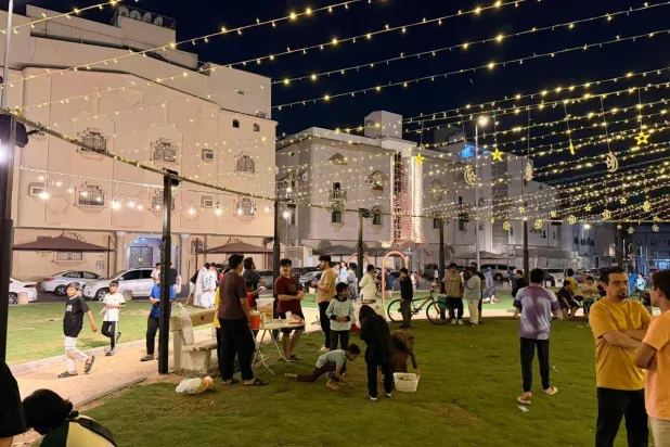 تتزين منطقة الفعاليات بهدف جذب الزوار والعابرين للحارات المكية (الشرق الأوسط)
