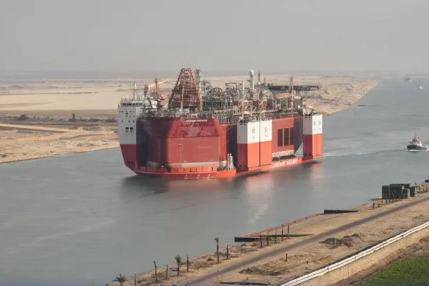 سفينة الغطس «HUA RUI LONG» إحدى أكبر حاملات المثقلات في العالم تعبر المجرى الملاحي الجديد بقناة السويس الأسبوع الماضي (هيئة القناة)