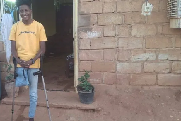 الفتى السوداني عبد الرحمن الذي بُترت ساقه بعد إصابته بطلق ناري خلال الحرب (الشرق الأوسط)