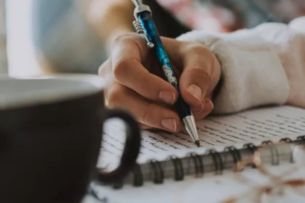 الكتابة المنتظمة تساعد على تهدئة التفكير وتفريغ المشاعر (جامعة جورج تاون)