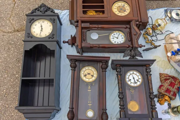 مجموعة من «ساعات الأجداد» معروضة للبيع في سوق التحف (شاترستوك)